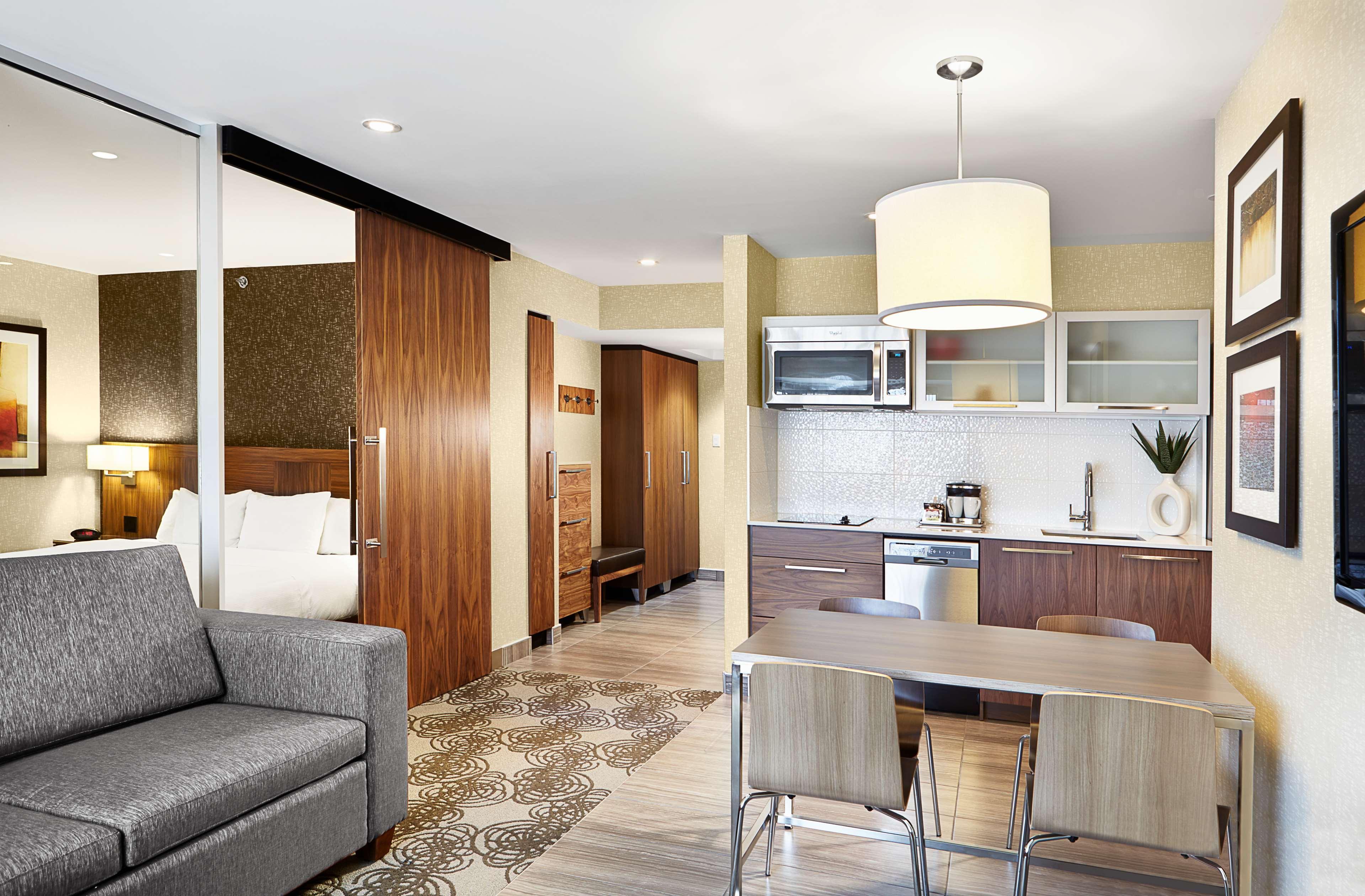 Hilton Montreal/Laval Hotel Exterior photo