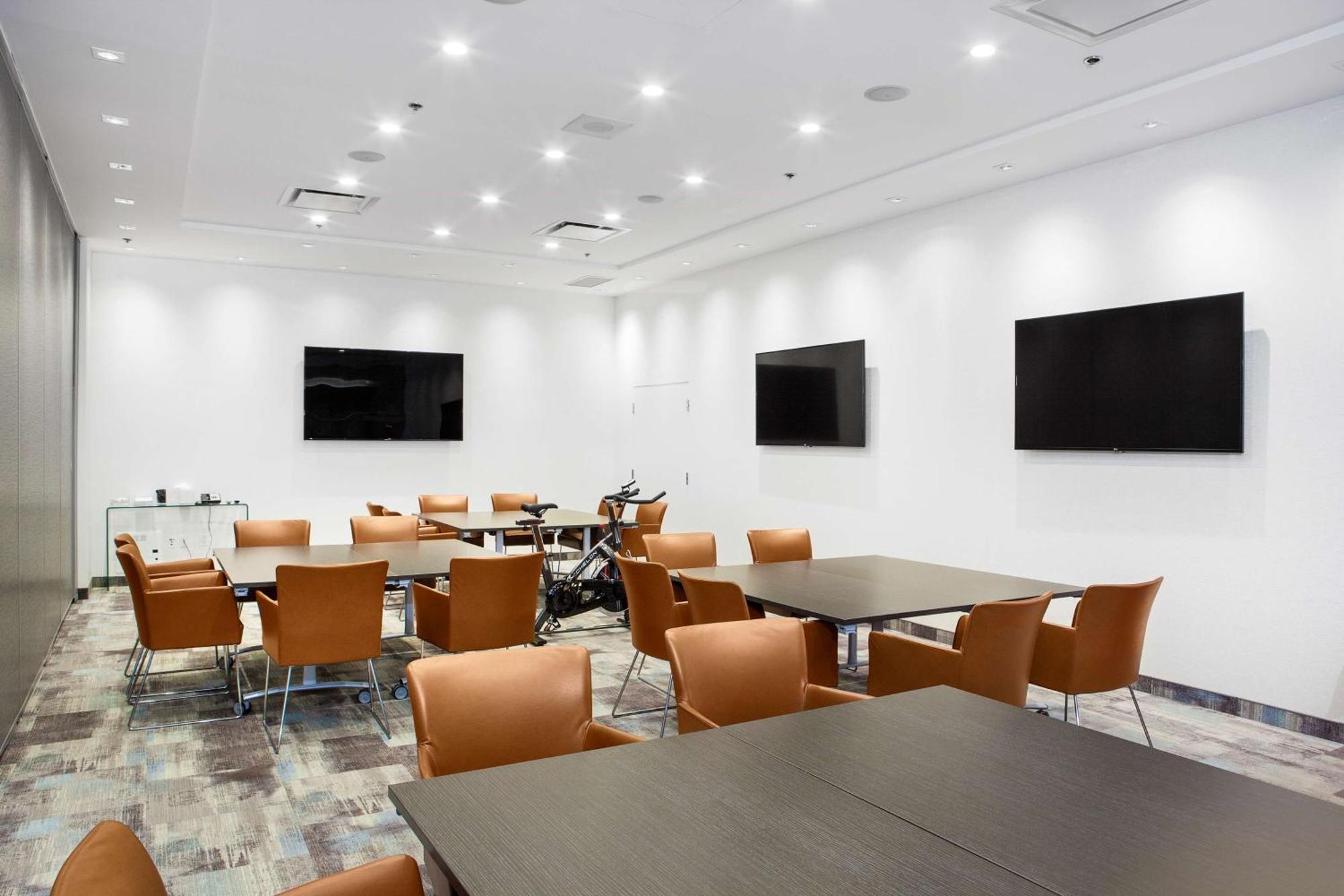 Hilton Montreal/Laval Hotel Exterior photo